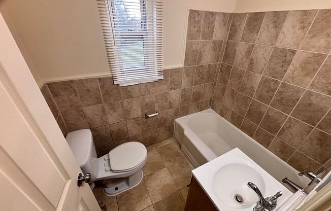 2 beds, 1 bath, $1,100, Unit 0043BTH