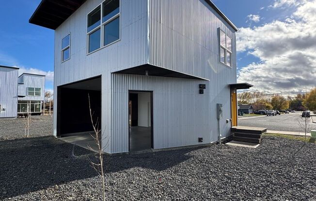 1BR, 1BA with Huge Garage