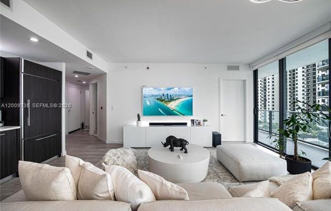 2 beds, 2 baths, 924 sqft, $5,200, Unit 45 SW 9th St # 1508