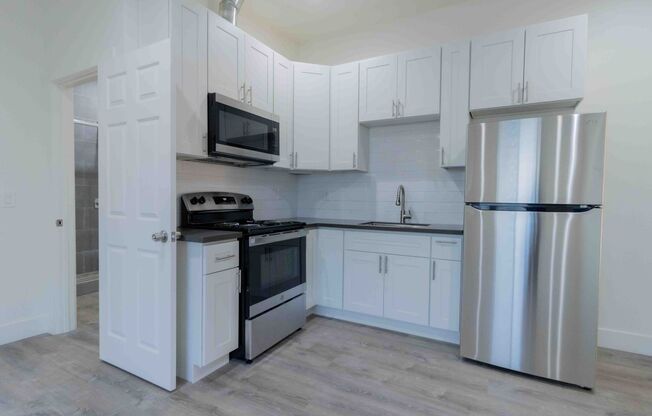 2 beds, 1 bath, 712 sqft, $2,300, Unit 35