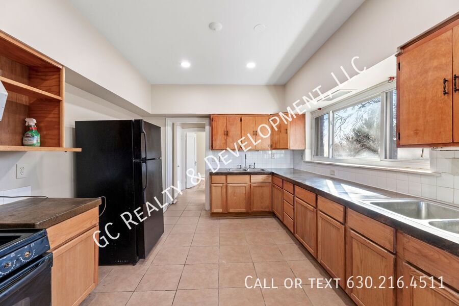 6900 S JEFFERY BLVD