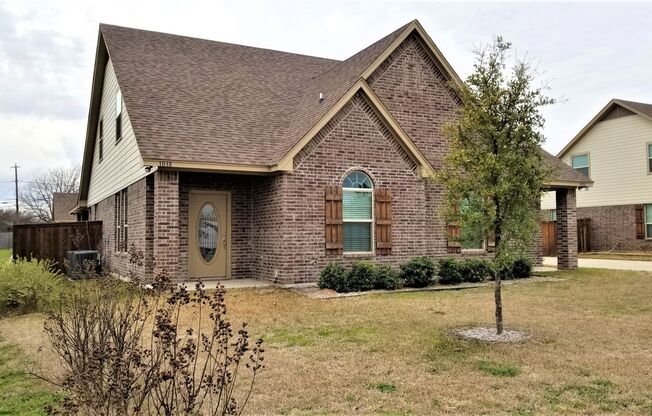 Spacious 2 Story Duplex in Benbrook