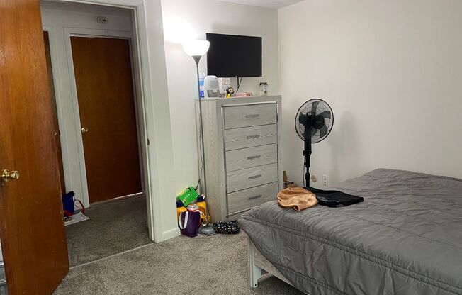 1 bed, 1 bath, $900, Unit 1301 - 5