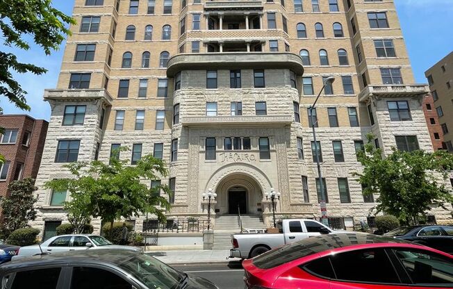 Modern Studio Apartment in Historic Building-Dupont Circle, Roof top, Updated Studio, Bright/Sunny!