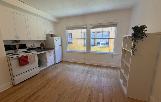 Studio, 1 bath, 320 sqft, $1,129, Unit 06