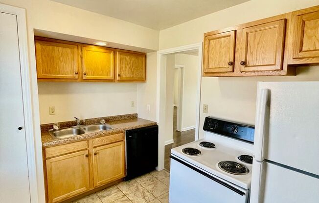 2 beds, 1 bath, 840 sqft, $925, Unit 4502-04