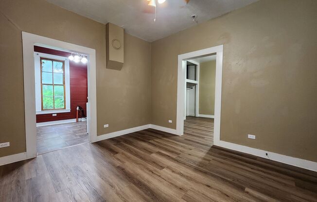 1/1  Walking Distance to Downtown Restaurants & Shopping & Farmers Market ! Corner Lot, Washer, Dryer & Fridge Included