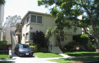 315-319 N. LA PEER DR