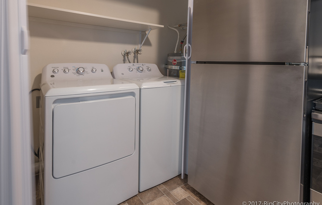 2 beds, 1 bath, 832 sqft, $1,495, Unit B