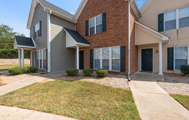 Freshly Renovated 2 BR, 2.5 BA Townhome Centrally Located between Spartanburg & Downtown Greenville