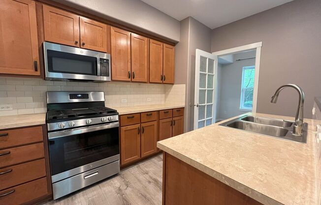 Cozy and Modern Home Steps from Tanasbourne & Willow Creek MAX (Water, Sewer, Garbage and Parking Included) + Office