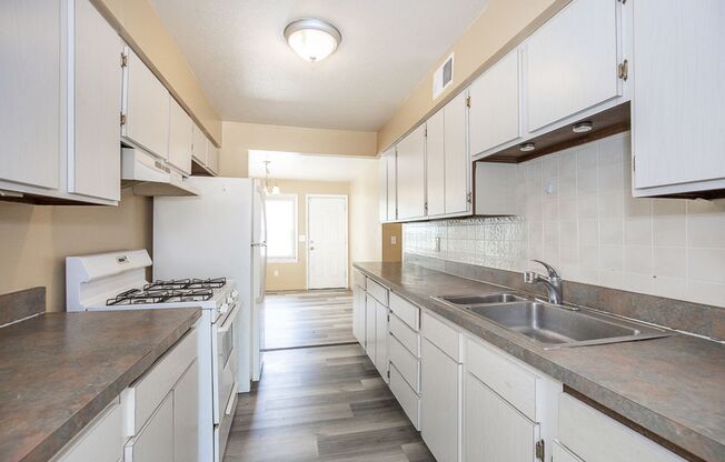 3 Bedroom/1 bath Single House!!