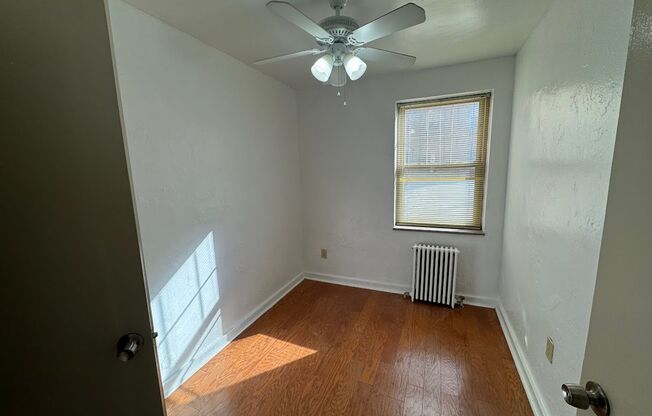 3 beds, 1 bath, $2,175, Unit 116B