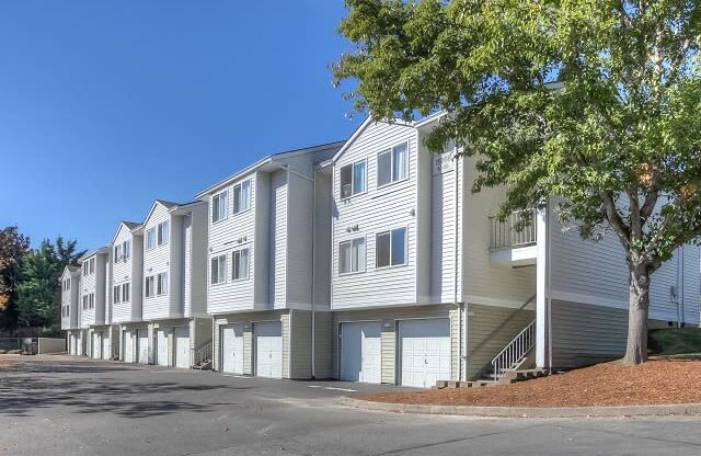 Exterior View at Oak Hill Apartments, Portland, Oregon