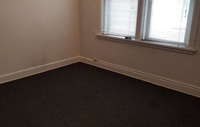 1 bed, 1 bath, $580, Unit Q-1