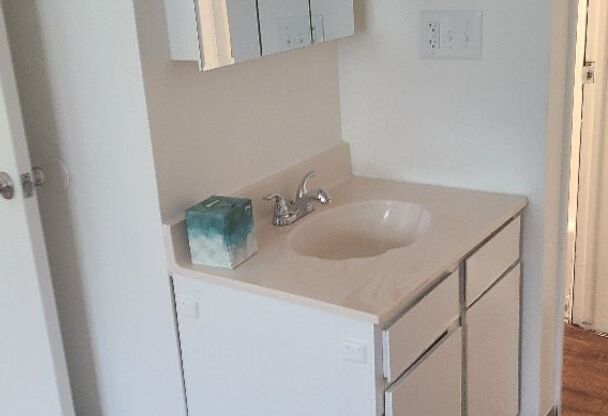 2 beds, 1 bath, 790 sqft, $1,000, Unit 3345 17