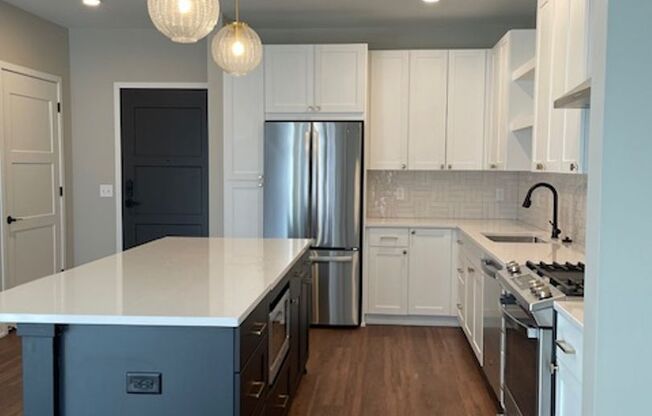 1 bed, 1 bath, 956 sqft, $2,845, Unit 404