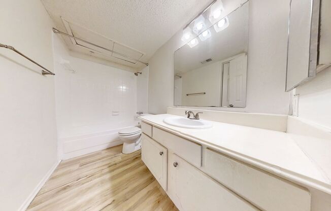 2 beds, 1 bath, 905 sqft, $1,100