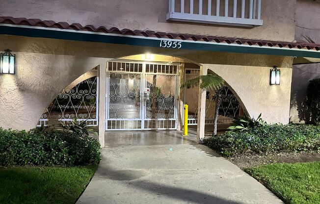 Stunning apartment in Great location! Gated & Covered Parking. Act now as units will go fast!