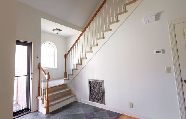 Charming 3-Bedroom/ 2.5 Bath Home in Royal Oaks Subdivision – Franklin, TN, 2 Car Garage