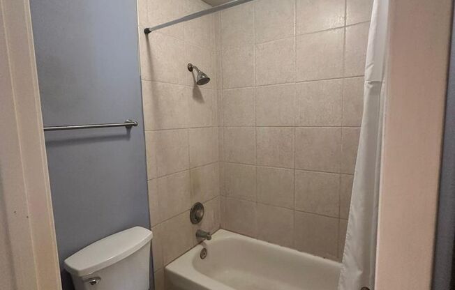 3 BD/2.5 BA AVAILABLE IN GATED COMMUNITY IN THE HEART OF MEDICAL CENTER!