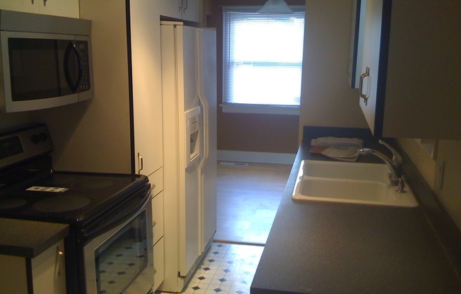 Great Overlook 2 Bedroom Bungalow - Steps to Max!!!!