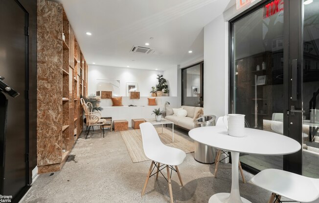 458 E 25 ST