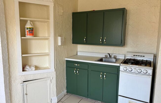 Tudor Hall~ Shadyside on the boarder of Oakland and Bloomfield~ convenient walkable location