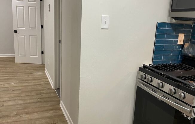 1 bed, 1 bath, 750 sqft, $1,695, Unit B03