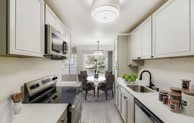 Beautifully Renovated 1 & 2 Bedroom Apartments in Lynnwood!