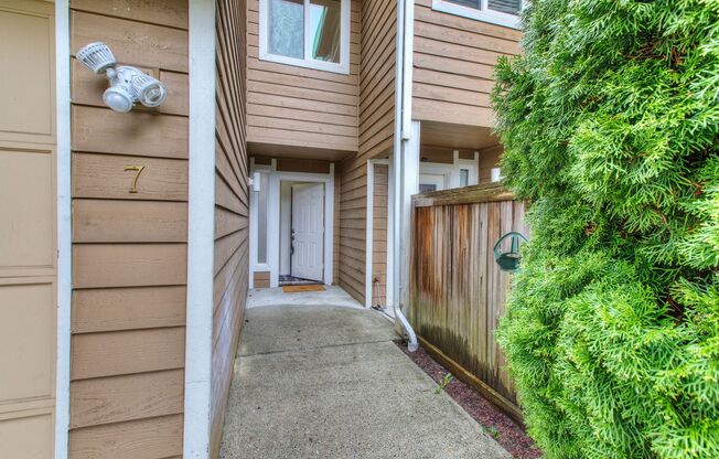 Shoreline Townhome for Lease - Great Location