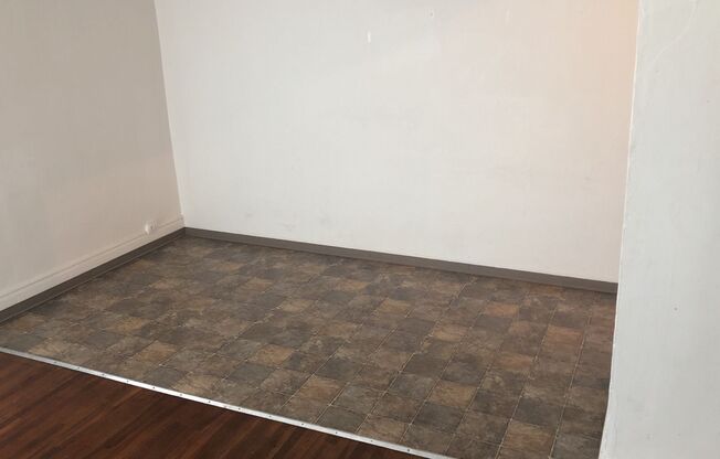 2 beds, 1 bath, $810, Unit G-2