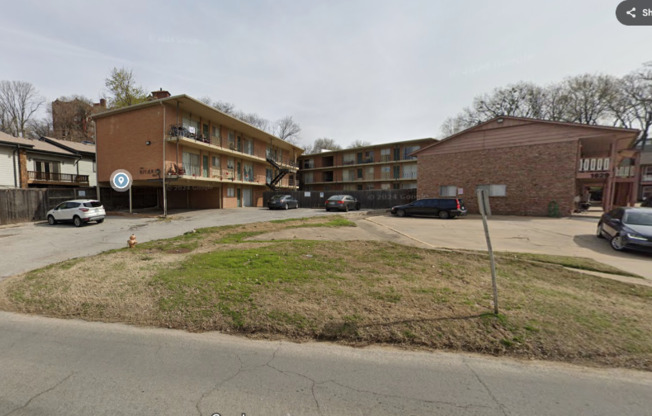 1611 S Riverside Dr