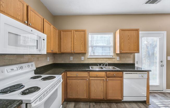 Great location, close to shopping, 2 bed / 2 full bath, hardwood flooring, upgraded unit, like new, must see!