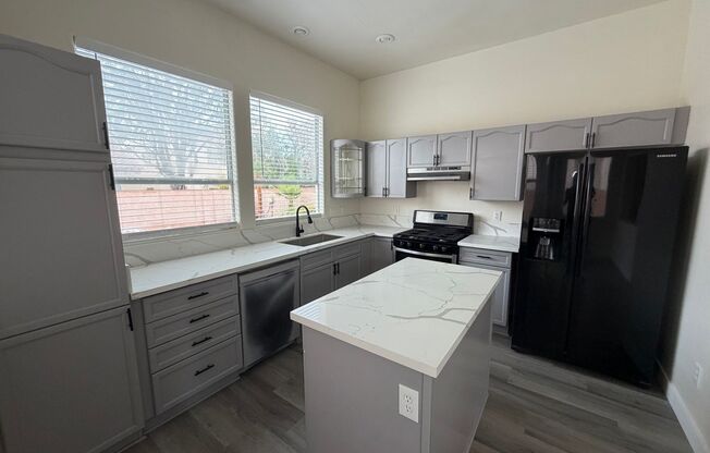 Beautiful 3 bedroom 2 bathroom home with Pool!