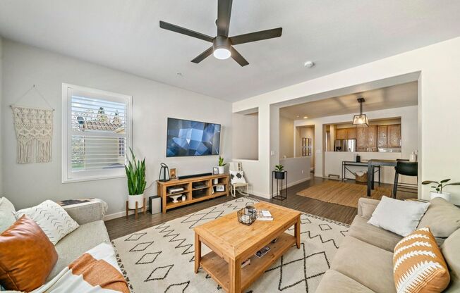 Beautiful 2 bed 2 bath located in Elk Grove!