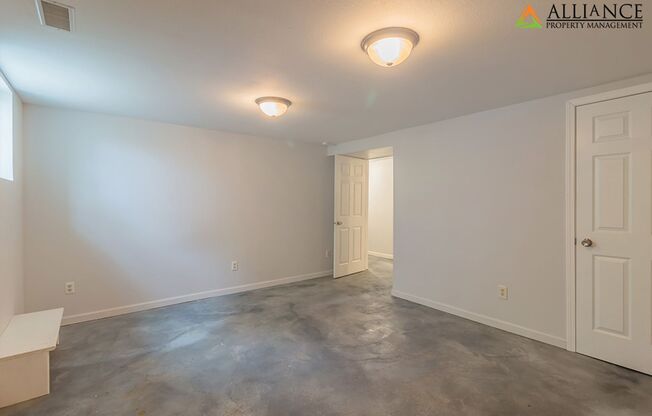 3 beds, 1 bath, 1,008 sqft, $1,140, Unit 02