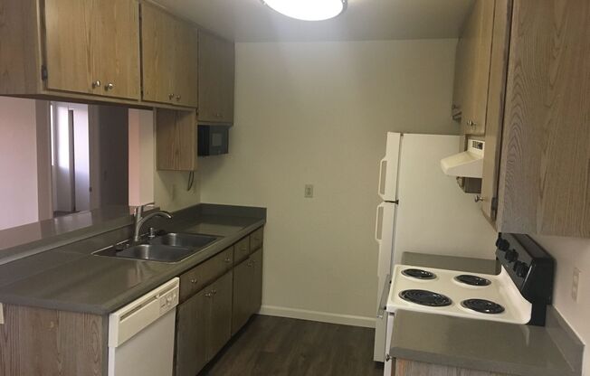 3 beds, 2 baths, 1,090 sqft, $2,970, Unit 25