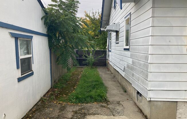 3 beds, 1 bath, $2,200