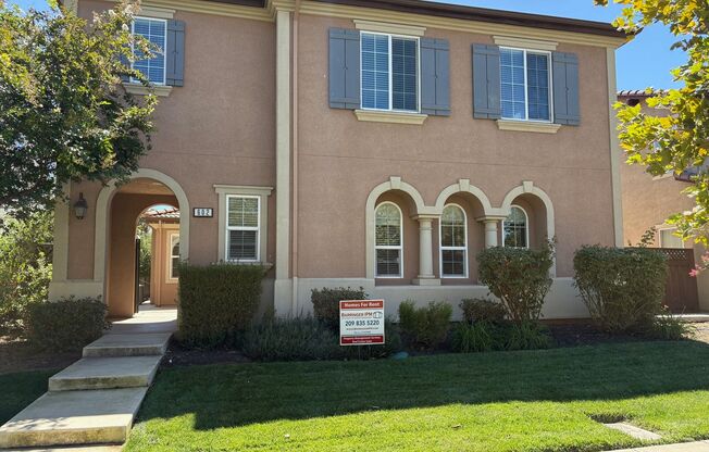 Large executive home close to Questa school!