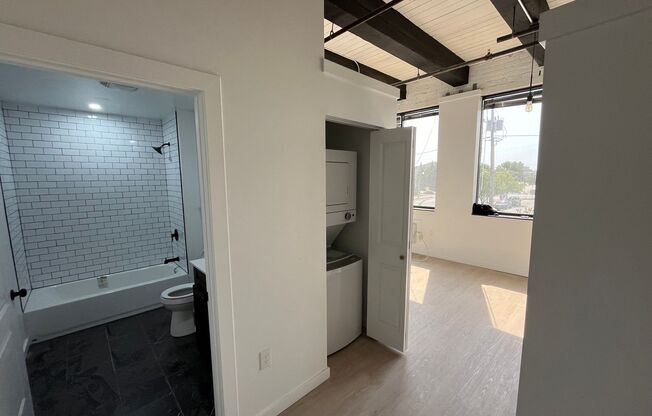 Studio, 1 bath, 327 sqft, $895, Unit 206