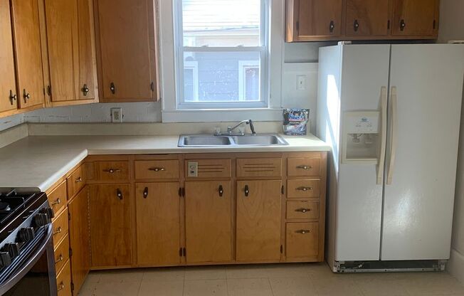 2 beds, 1 bath, $975, Unit 2412 A