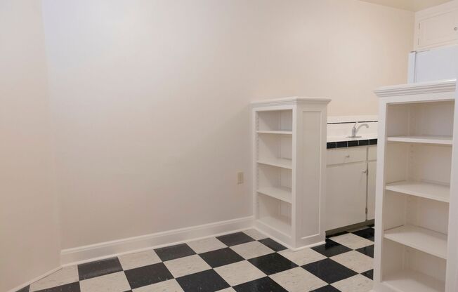 Studio, 1 bath, 425 sqft, $1,200, Unit 102