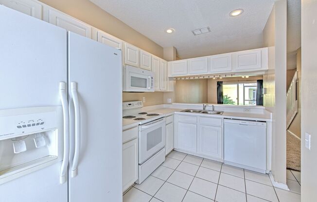 Very nice 2bed/2.5bath townhouse in gated Meadow Pointe!