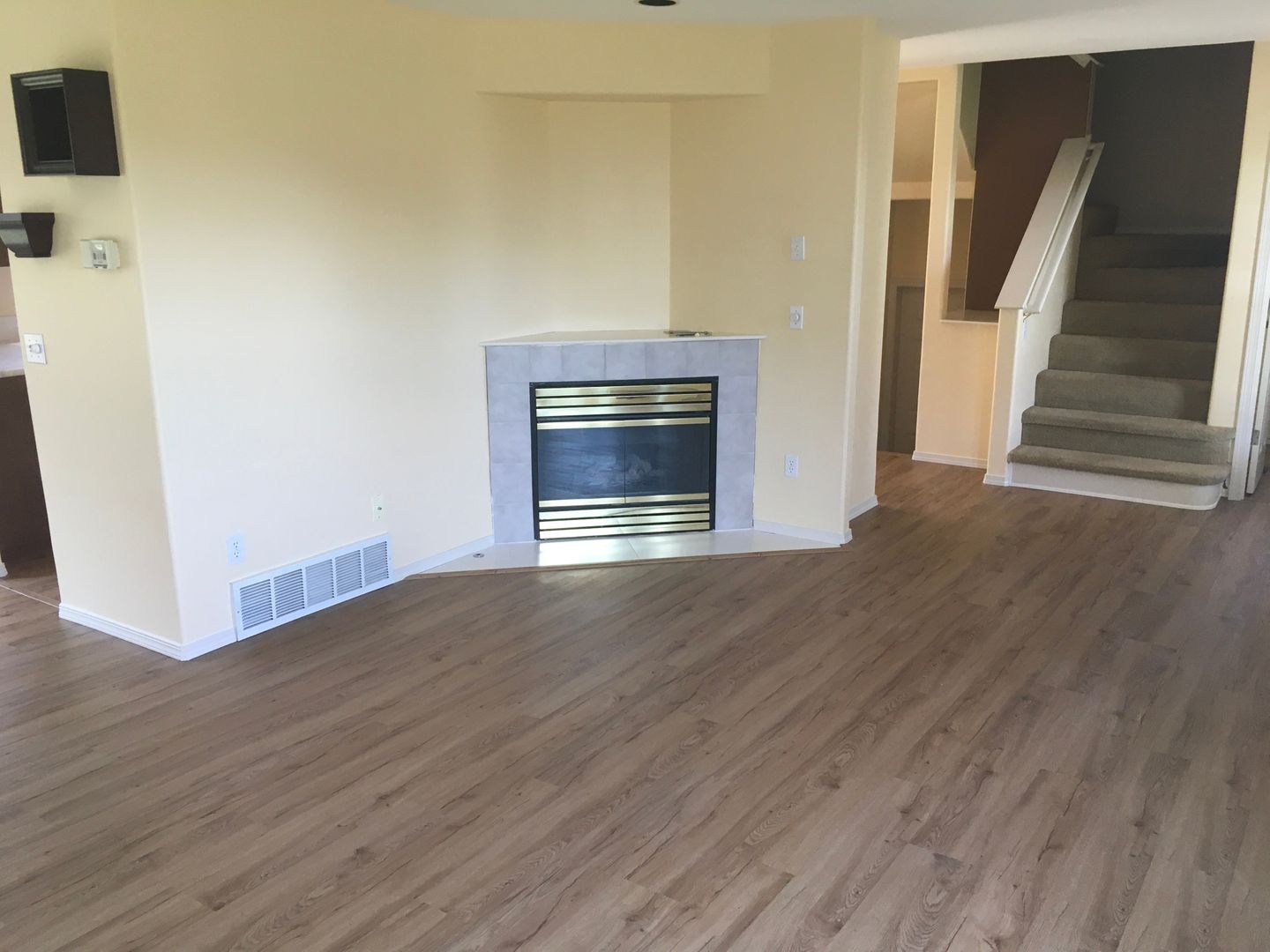 2 Story Pet Friendly Contemporary 3 Bed Home w/ Views, Yard Service Included, Double Garage.