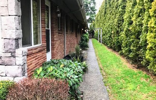 2 beds, 1 bath, $1,295