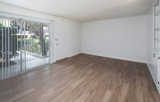 *OPEN HOUSE: 11/16 11:30AM-12:30PM* Pacific Beach: 2 BR with Parking and Private Patio!