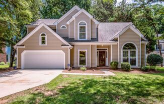 Lakefront Community Home - 3 Bed/2.5 Bath - Large Private Lot - Fenced Back Yard - Community Pool - Boat Slip Available