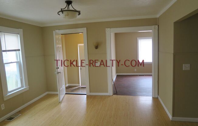 2 Bedroom House with Walk In Closet / Office - Laundry, Dishwasher
