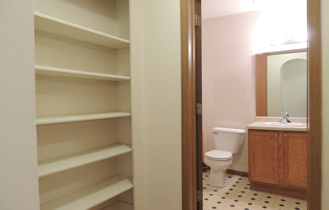 AVAILABLE NOW 1 Bedroom w/ Den Apartment, Hardwood Floors, Downtown Waukesha!
